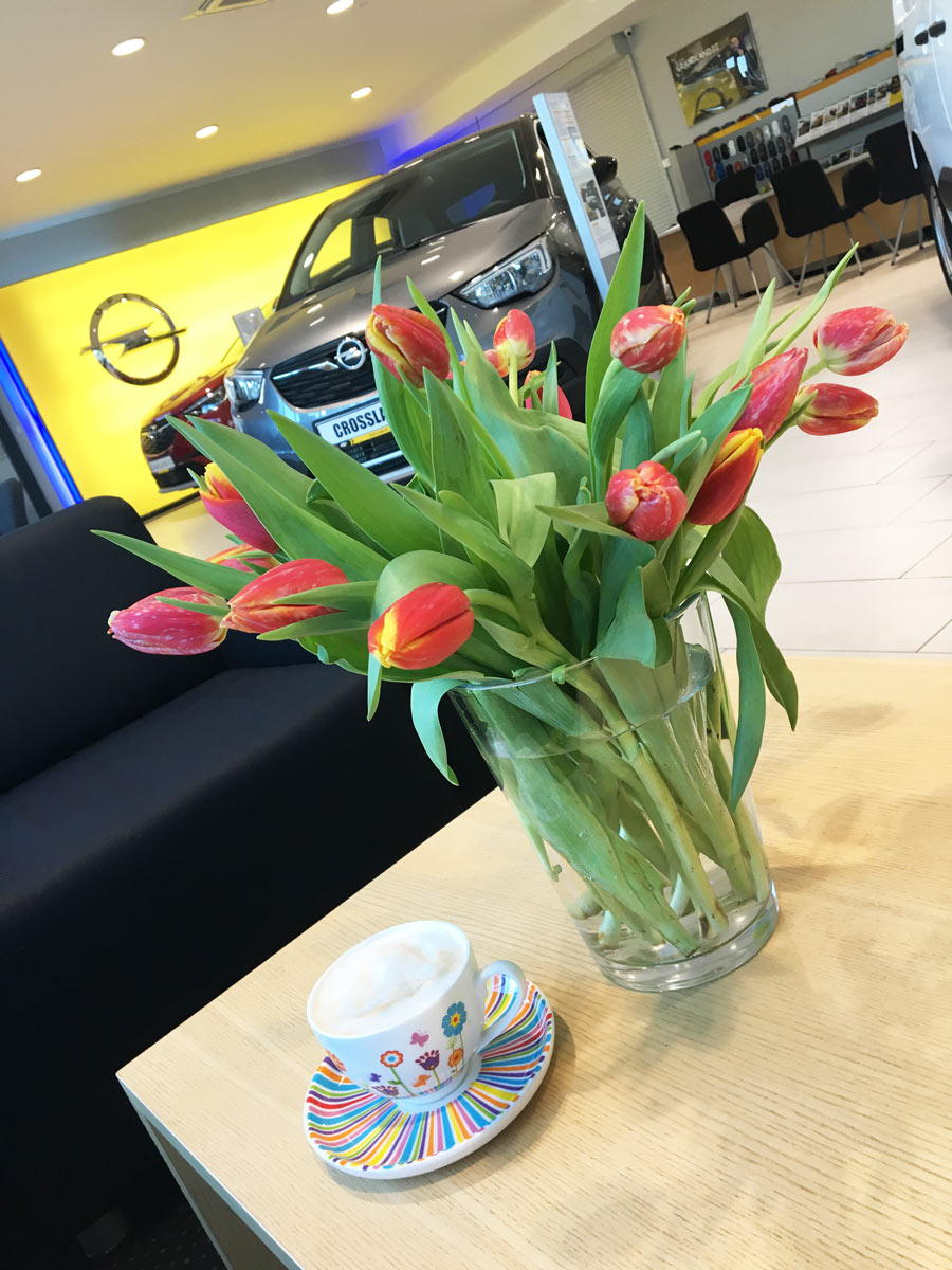 Tulipany, kawa, Opel Crossland X