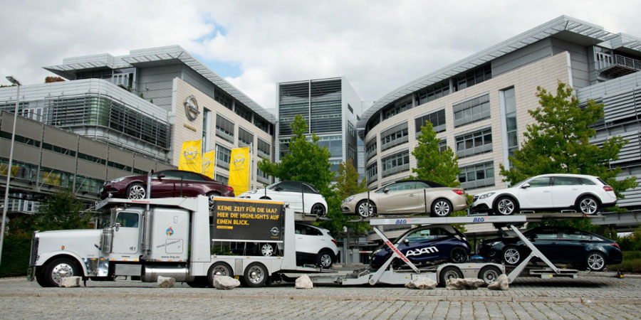 Laweta Opla z premierowymi samochodami, Frankfurt