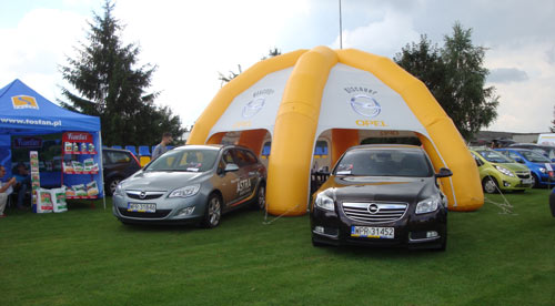 Angielski trawnik - i stoisko Opel