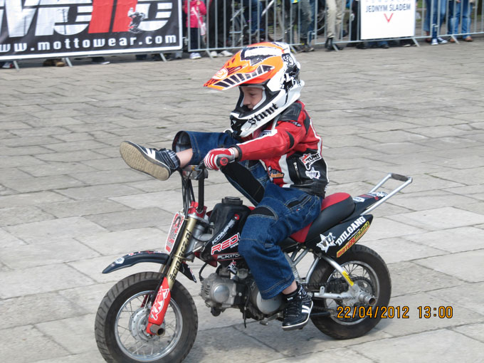 Dziecko motocyklista
