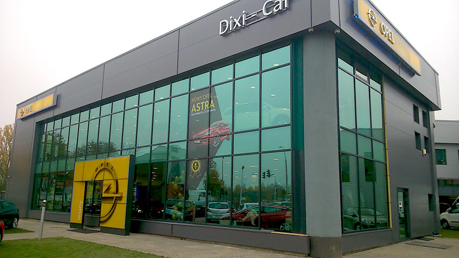 Budynek salonu Opel z nowym CI corporate identity