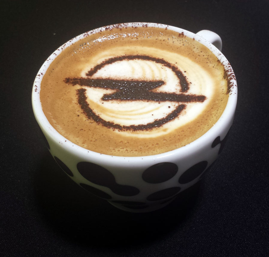 Kawa z logo Opel