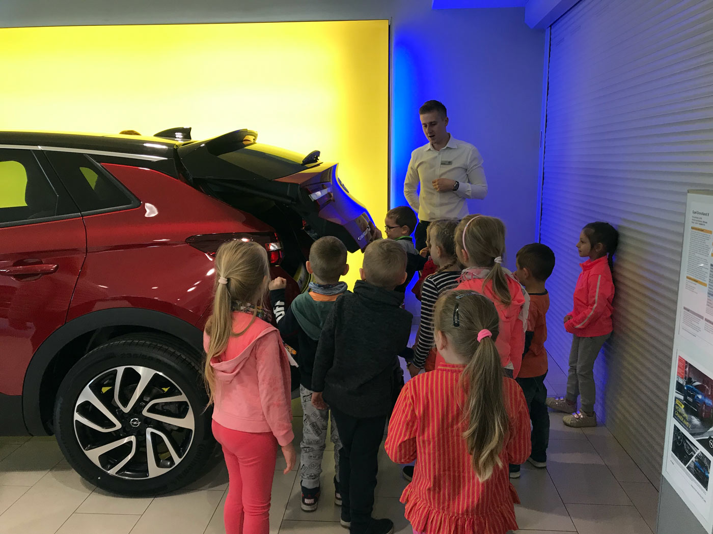 Dzieci otwierają klapę bagażnika Opel Grandland X