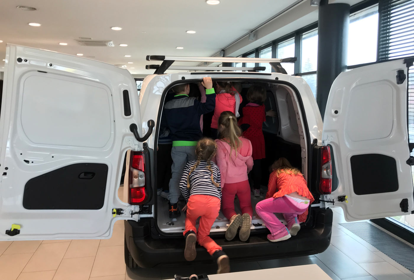 Przedszkolaki, dzieci w Opel Combo Cargo