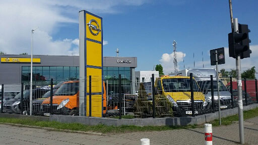 Dostawcze przed salonem Opel