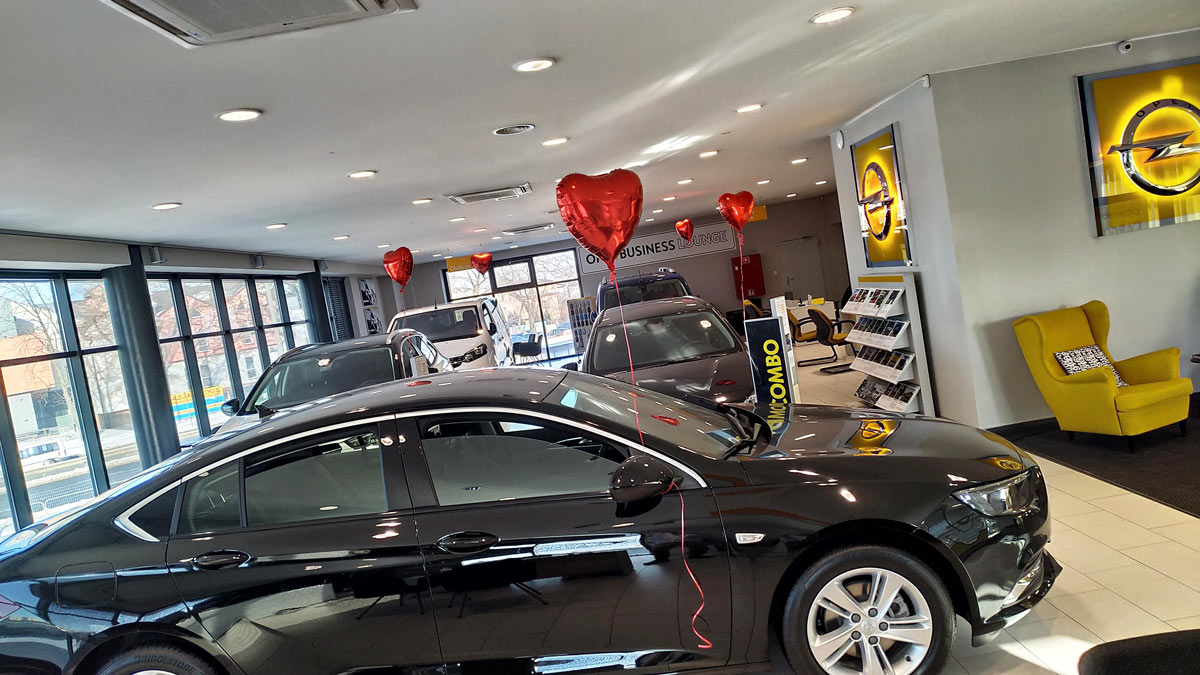 Walentynki, salon Opel Insignia baloniki serca