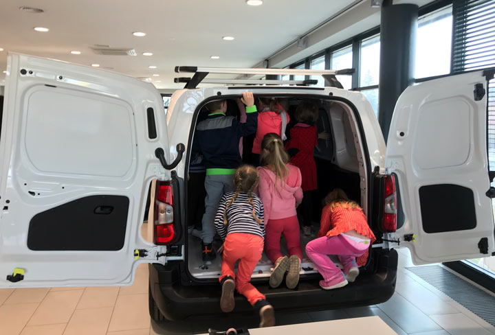 Wizyta dzieci w wieku przedszkolnym w salonie samochodowym, Opel Combo Cargo