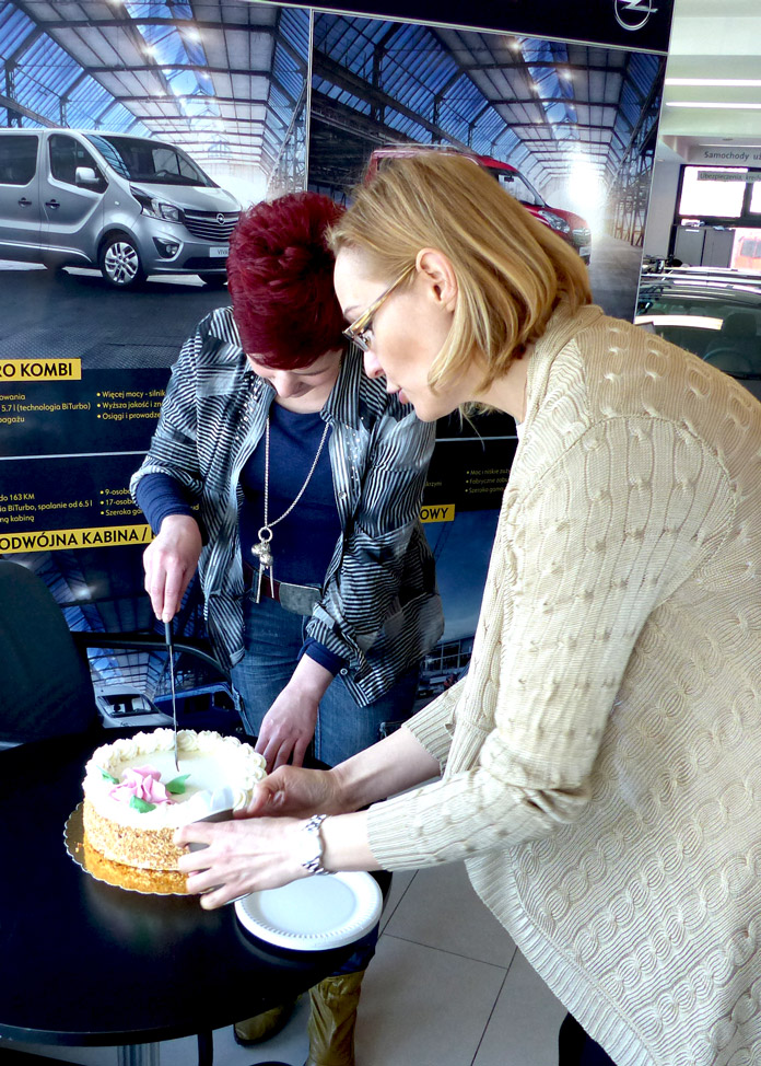 Urodzinowy tort w salonie samochodowym