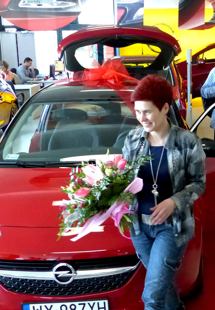 Wręczenie samochodu, kwiaty
