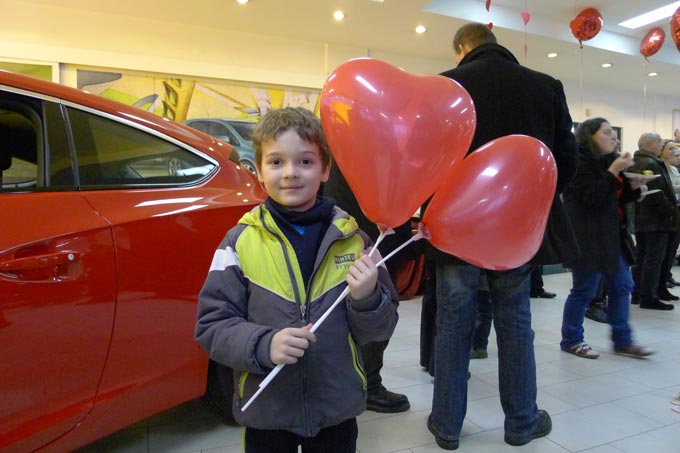 Chłopiec z balonikami-serduchami