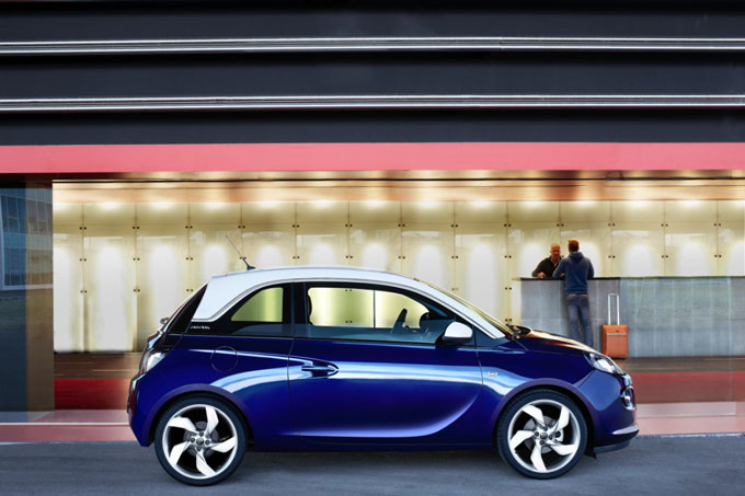 Opel Adam przed wypożyczalnią samochodów, rent-a-car