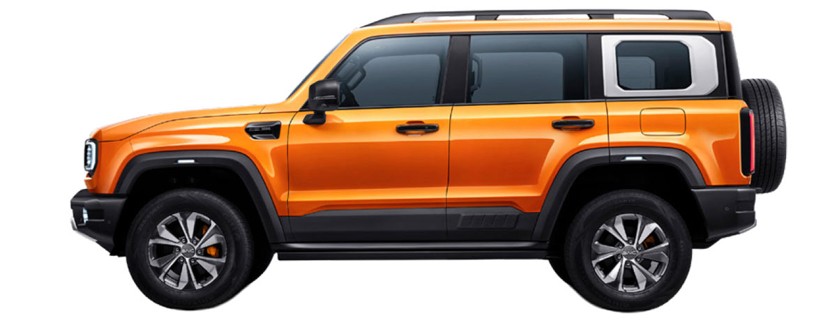 BAIC BJ40 z boku. W kolorze nadwozia pomarańczowym metalizowanym