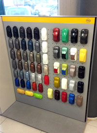 Próbnik kolorów karoserii w salonie Opel. Kolornik