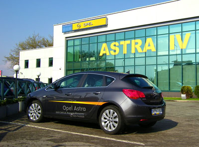 Używany Opel Astra IV przed salonem Dixi-Car