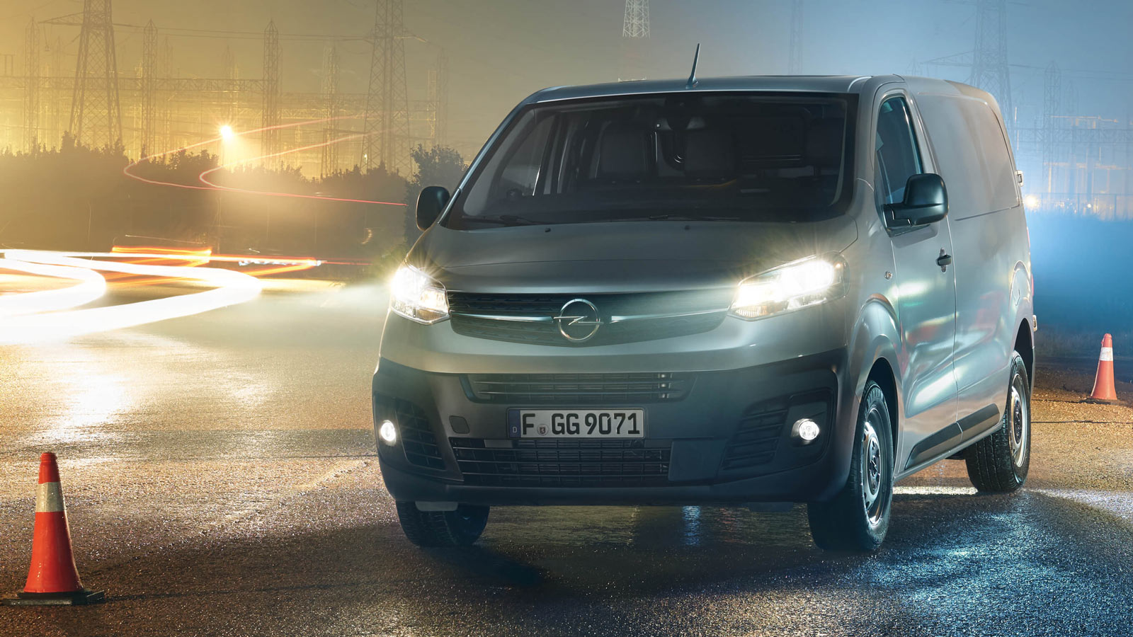 Opel Vivaro C, wilgotny, śliski asfalt