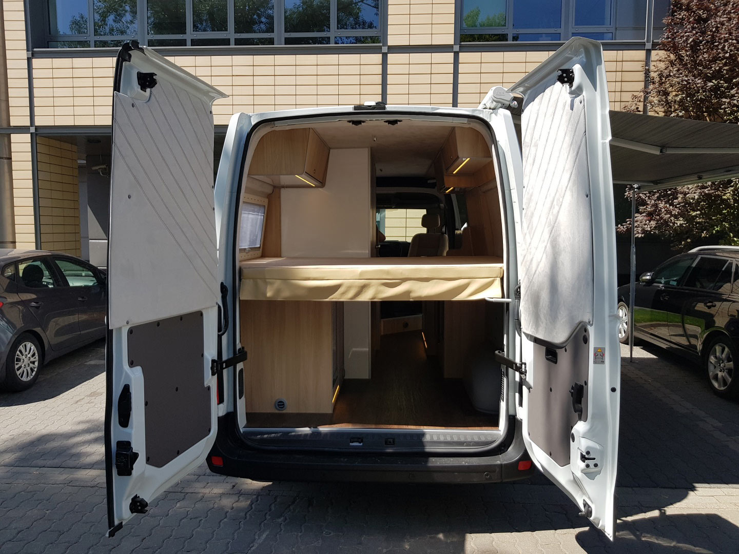 Sypialnia kamper Opel Movano tylne drzwi otwarte