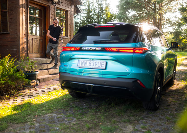 BAIC 5 Luxury błękitny, tył, las