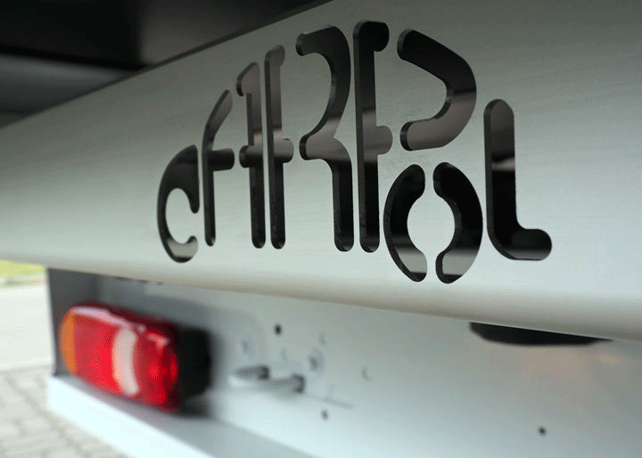 Logo Carpol na tylnej belce plandeka
