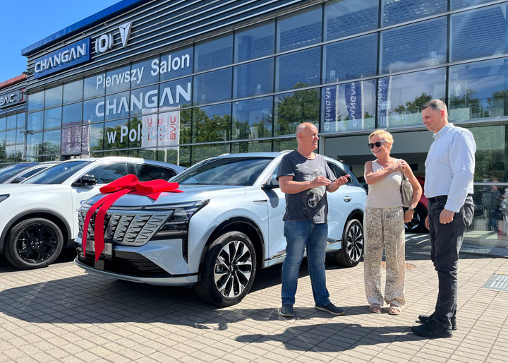 Salon Changan Warszawa. Pierwsi klienci odbierają samochód CS75 Plus