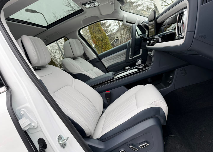 Fotele przednie BAIC BJ60. Okno dachowe