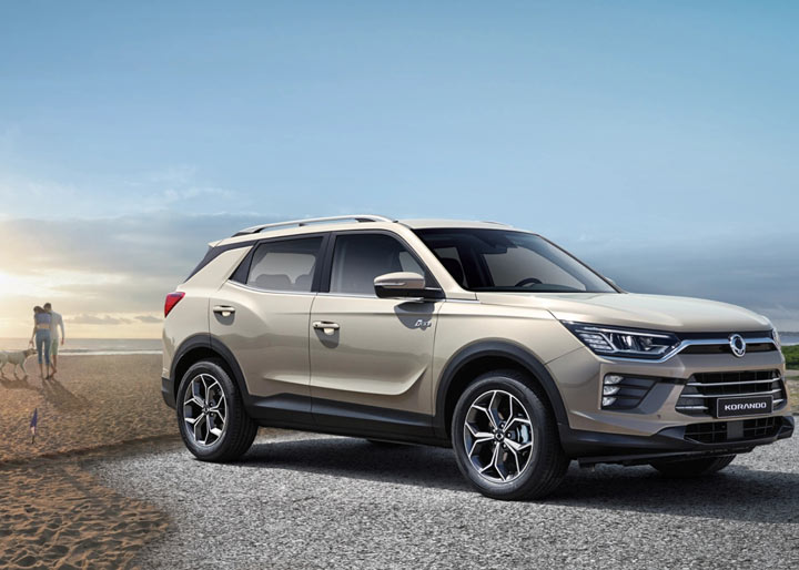 KGMSsangYong Korando. Plaża, zachód, para z psem