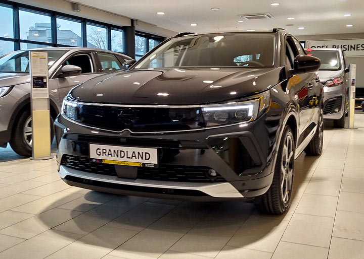Nowy Opel Grandland czarny salon