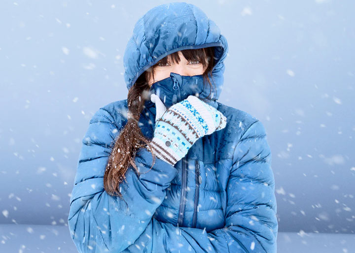 Zima, śnieg, ciepło ubrana kobieta w kapturze, rękawice