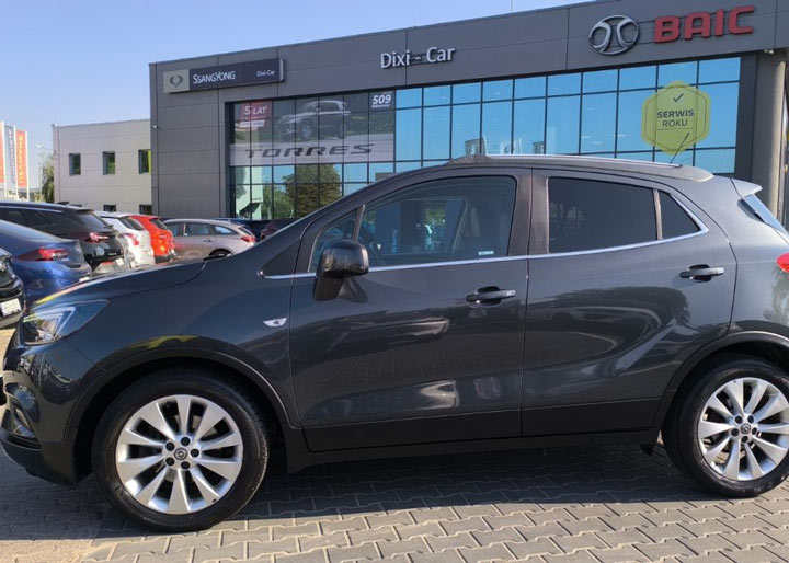 Używany Opel Mokka przed salonem